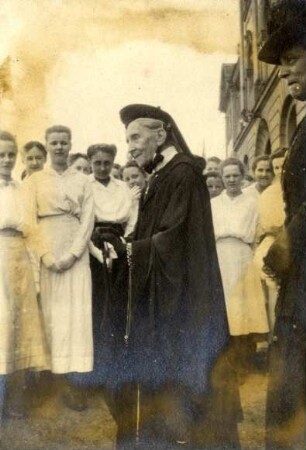 Viktoria-Pensionat. Großherzogin Luise und Frau Oberin Emilie von Göler mit Schülern