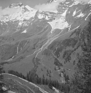 Passstraße in den Alpen