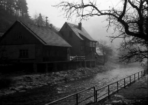 Bettenhausen: Glattal, Fluss und Häuser im Gegenlicht
