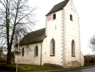 Ansicht von Südosten mit Kirche (im Kern Romanisch) im ehemaligen Kirchhof (aufgelassen und Kirchhofmauer abgetragen)