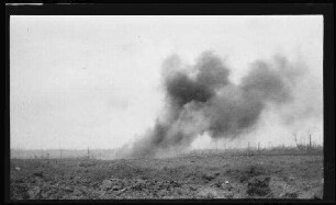 Sailly-Saillisel (Dep. Somme, Frankreich): weites, zerfurchtes Feld mit Rauchschwaden (Nahaufnahme) ("Einschlag eines 30 cm-Geschosses. Somme 1916")