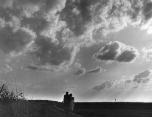 Wolkenbilder. Liebespaar unter abendlichem Himmel