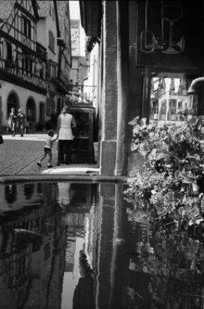 Reichenweier, Riquewihr: Brunnen mit Spiegelung