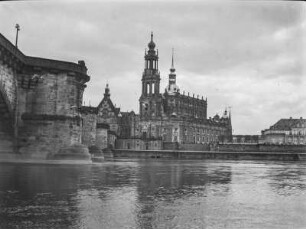 Dresden. Blick vom Neustädter Ufer auf die Altstadt mit Hofkirche und Residenzschloss