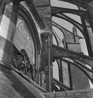 Franz Prinz zu Sayn-Wittgenstein (links) und Hans-Adalbert von Stockhausen (rechts) beim Verdunkeln eines Chorfensters der Kathedrale Saint-Julien in Le Mans (Aufnahme im Rahmen der Fotokampagne im besetzten Frankreich)