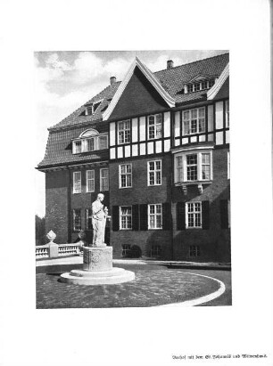 Vorhof mit dem St. Johannis und Witwenhaus.
