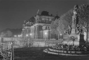 Dresden. Brühlsche Terrasse mit Rietscheldenkmal (J. Schilling, 1868-1876) und Lipsiusbau