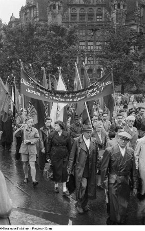Blick auf die Teilnehmer eines Demonstrationszuges