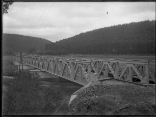Bahnbrücke über Fluss