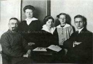 Wilhelm und Christine Pieck mit ihren Kindern
