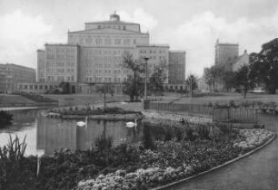 Messestadt Leipzig: Opernhaus mit Schwanenteich