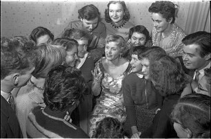 Einladung an Oberprimanerinnen einer Karlsruher Schule durch das Kino "Universum" und die "Film-Revue" anlässlich der Premiere des Films "Ihre große Prüfung".