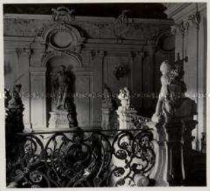 Das hunderttürmige Prag, Palais Piccolomini, Treppenhaus