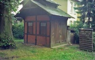 Maria-Magdalenen-Kirche: Kirchenallee: rückwärtiges Gelände: Toilettenhäuschen: Giebelseite