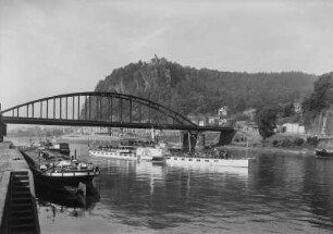Elbedampfer Königstein in Tetschen mit Schäferwand : Personen-Seitenraddampfer "Königstein" (1915, Werft Laubegast) in Tetschen, Fahrt stromab. Blick zur Schäferwand