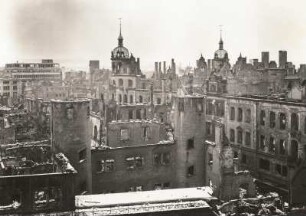 Dresden. zerstörtes Residenzschloss : Dresden. Blick vom Ständehaus auf das zerstörte Residenzschloss, Kanzleihaus und Schlossstraße