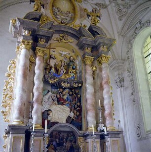 Hochaltar mit spätgotischen Darstellungen des Marientods und der Marienkrönung