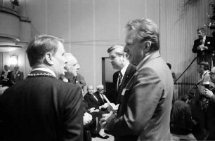 30. Tagung 1980 Chemiker; Eröffnung Festhalle; Gruppen stehend vor den Sitzreihen: Oberbürgermeister Steurer, E. Pestel, H. Maier, H. Engler