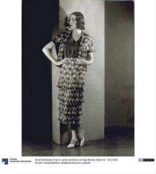 Frau in Jacke und Rock von Max Becker