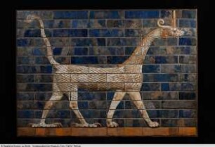 Babylonisches Ziegelrelief mit Darstellung eines Drachen (Muschuschu)