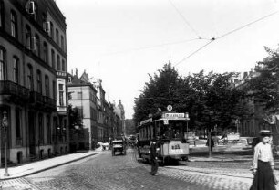 Hamburg. Esplanade, im Hintergrund der Eckturm der Oberpostdirektion am Stephansplatz. Historische Stadtansicht um 1910. Hier eine Aufnahme einer Straßenbahn der Linie R
