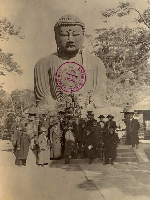 Touristengruppe vor dem Großen Buddha (Daibutsu) in Kamakura : Weltreisen. Touristengruppe vor dem Großen Buddha (Daibutsu) in Kamakura