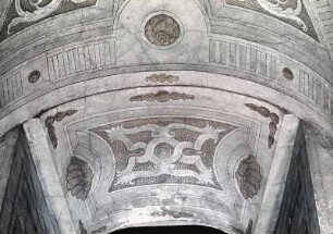 Scheinarchitektur und dekorative Elemente