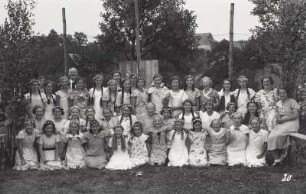 Festwiese. Nr. 20: Mädchengruppe mit Blumenkränzen im Haar