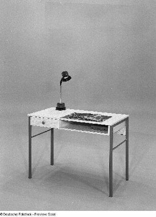Schreibtisch (Modell 815)