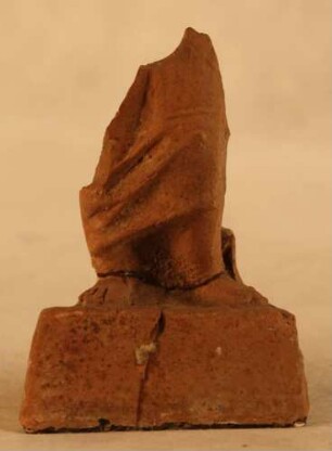 Bruchstück. Beine eines in seinen Mantel gehüllten Mannes oder Knaben