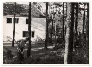 Garten Dr. Benecke, Berlin-Dahlem: Blick zum Haus mit Gärtner