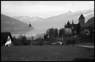 Spiez: Blick auf Schloss und Thuner See