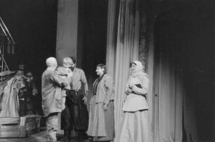Szenenbilder aus "Der kaukasische Kreidekreis" von B. Brecht, Berliner Ensemble 1954 : Mit A. Hurwicz, H. Weigel, E. Geschonneck u. a.