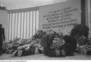 Dresden, 8. Jahrestag der Zerstörung Dresdens, Kranzniederlegung, u.a., 13. Februar 1953
