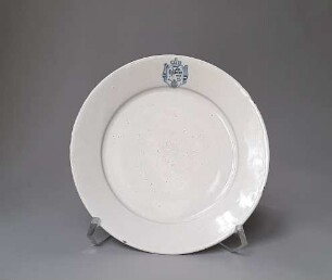 Flacher Teller mit Allianzwappen der Prinzessin Elisabeth Sophie von Brandenburg und Herzog Ludwig von Sachsen-Meiningen