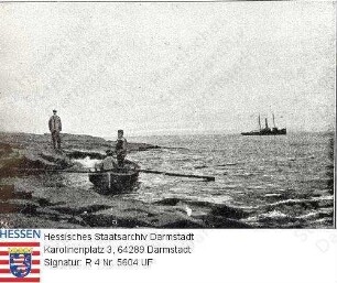 Lerner, Theodor (1866-1931) / Porträt auf Spitzbergen-Expedition bei Landung mit Ruderboot, im Hintergrund: Schiff