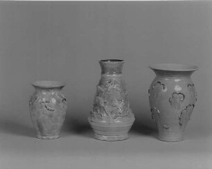 Vase mit aufgelegten stilisierten Ranken : Drei Vasen z. T. mit Reliefauflagen. Fayence, glasiert, bemalt (1. H. 20. Jh.; K. Feuerriegel). Museum im Schloß Frohburg ?, V 604/01, V 605/01