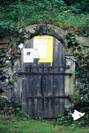 alter Vorratskeller im Felsen, gehört zu dem Gasthaus gegenüber