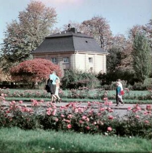 Spaziergänger (zwei Frauen und zwei Kinder) vor Kavaliershaus