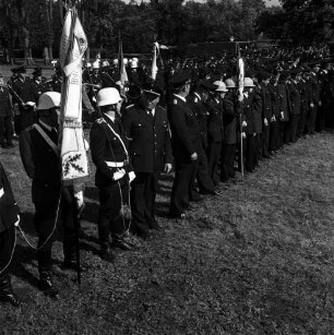 Jersbek: Festplatz: Amtsfeuerwehrfest des Amtes Bargteheide-Land und der Stadt Bargteheide sowie 85-jähriges Jubiläum der Freiwilligen Feuerwehr Jersbek: Aufstellung der Feuerwehrmannschaften: vorn links Fahnenträger: im Hintergrund Bäume