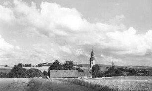 Markersdorf-Friedersdorf. Blick vom ehem. Windmühlenstandort auf die Kirche