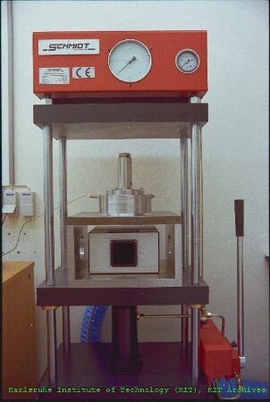 Prüfstand für UV-härtende Polymere am Institut für Materialforschung III (IMF III)