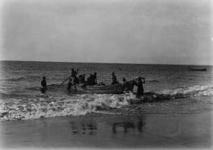 Fischer mit Zugnetzen : Fischer mit Zugnetzen, die sich am Strand bei Bata befinden.