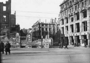 Westseite Augustusplatz, Ecke Grimmaische Straße : Trümmer des Café Felsche