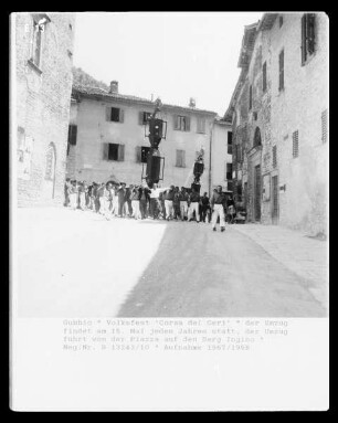 Gubbio, Volksfest "Corsa dei Ceri" am 15. Mai, Umzug — Negativ