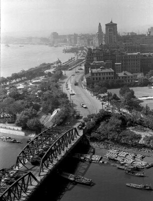 Bund (Uferpromenade am westlichen Ufer des Huangpu-Flusses), im Vordergrund Straßenbrücke über einen Nebenfluss des Huangpu : Shanghai (China). Bund, Uferpromenade am westlichen Ufer des Huangpu-Flusses, im Vordergrund Straßenbrücke über einen Nebenfluss des Huangpu