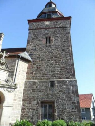 Kirchturm von Süden (romanischer Chorturm) über Kirchhof