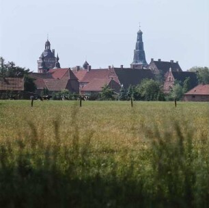 Raesfeld. Blick auf die Türme der Schloßanlage