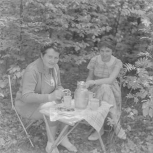 Bastei : Sächsische Schweiz. Picknick der Familie des Fotografen (Ehefrau und Tochter)