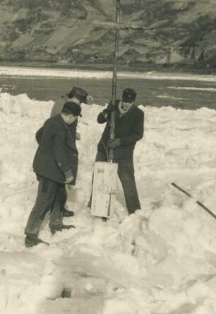 Eissprengung 1954 der Felsenstrecke am Rhein